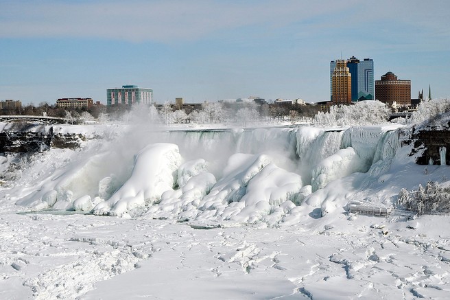 Foto: Niagarski slapovi zaviti v zimsko odejo