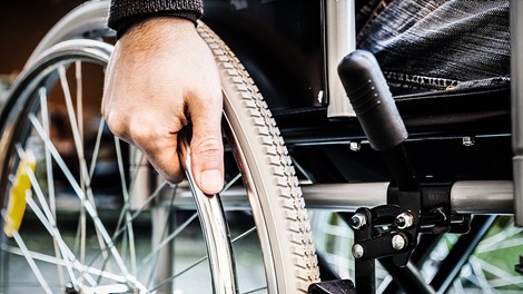 Še vedno več kot 40 % ljudi neupravičeno parkira na mestih za invalide