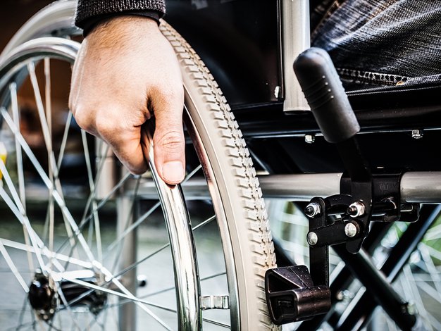Kako lahko na najboljši način pomagamo invalidnim osebam? - Foto: Shutterstock.com