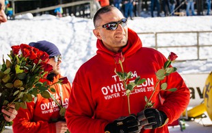 Foto: Oviratlonci zimsko zmago kronali z rdečimi vrtnicami