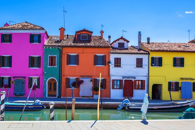 Otoček Burano, vas bo očaral z barvami