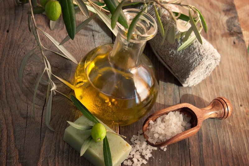 OLIVNO OLJE

Olivno olje je običajno kuhinjsko olje, ki se lahko uporablja za kuho in solate. Marsikdo pa ga uporablja tudi kot naravni lubrikant za seksualne užitke, saj se hitro razmaže in navlaži željeno območje kože. 

Naštete sestavine so naravne, toda vseeno vzemite v zakup, da čeprav se te vsakdanje sestavine lahko uporabljajo kot lubrikanti, je pomembno, da prijajo vaši koži. Pred uporabo katere koli naštete sestavine vedno prej testirajte, da se prepričate, da nanjo niste alergični ali občutljivi. (foto: Profimedia)
