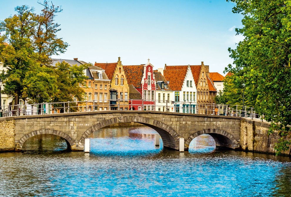 Brugge, Belgija Belgijsko mesto (120 tisoč prebivalcev) zaradi številnih plovnih kanalov v srednjeveškem mestnem jedru imenujejo tudi belgijske Benetke in …