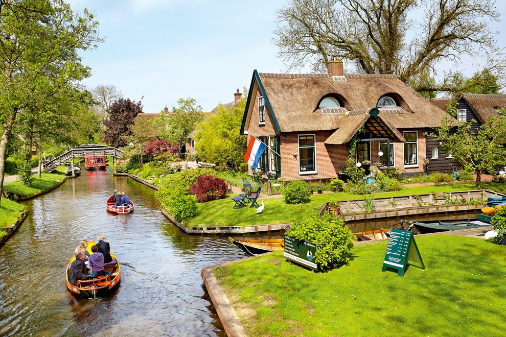 Giethoorm, Nizozemska Giethoorm je bolj vas kot mesto (okoli 2600 prebivalcev), v kateri ni cestnega prometa. Vas ima kar 188 …