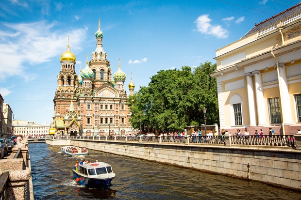 Sankt Peterburg, Rusija Arhitekturni in kulturno-umetniški Sankt Peterburg je znan tudi po številnih mostovih skozi reko Nevo in številnih kanalih. …
