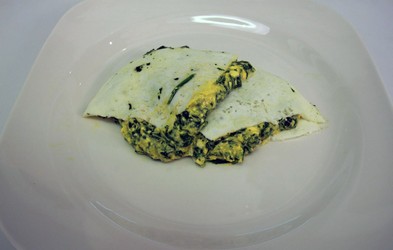 Pol surova omleta s skuto in špinačo - za popoln začetek dneva