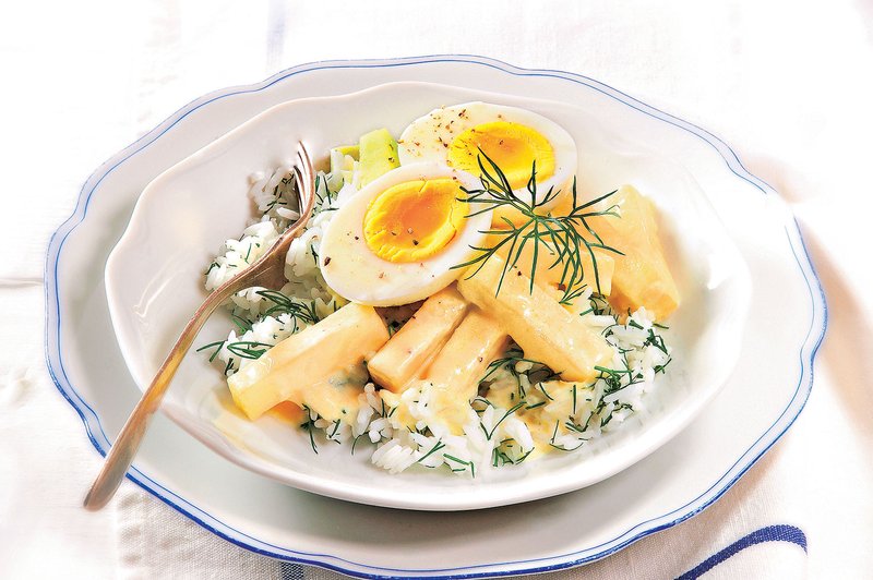 Dušena koleraba s trdo kuhanim jajcem in smetanovo omako (foto: revija Čarovnija okusa)