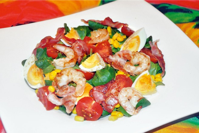 Recept: Solata s kozicami, slanino in avokadom