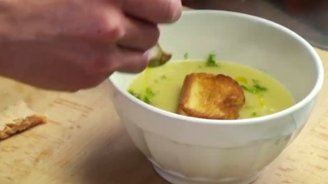 Janeževa kremna juha z dimljenim lososom po receptu Valeria Lutmana