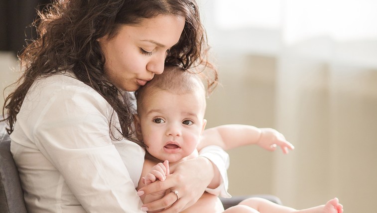 Pomagajmo materinskim domovom in varnim hišam skupaj s P&G in Hoferjem (foto: Shutterstock.com)