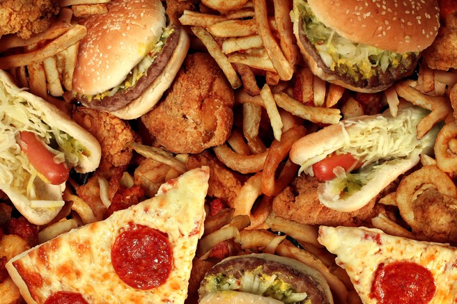 Predelana hrana, hamburger, pizza, pomfrit, hot-dog.