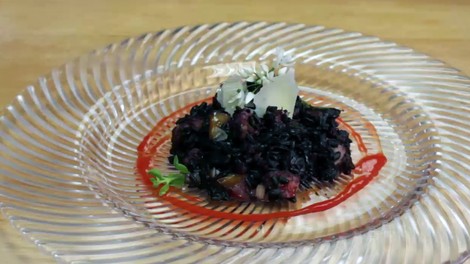 Video: Črna rižota s tunino po receptu Valeria Lutmana