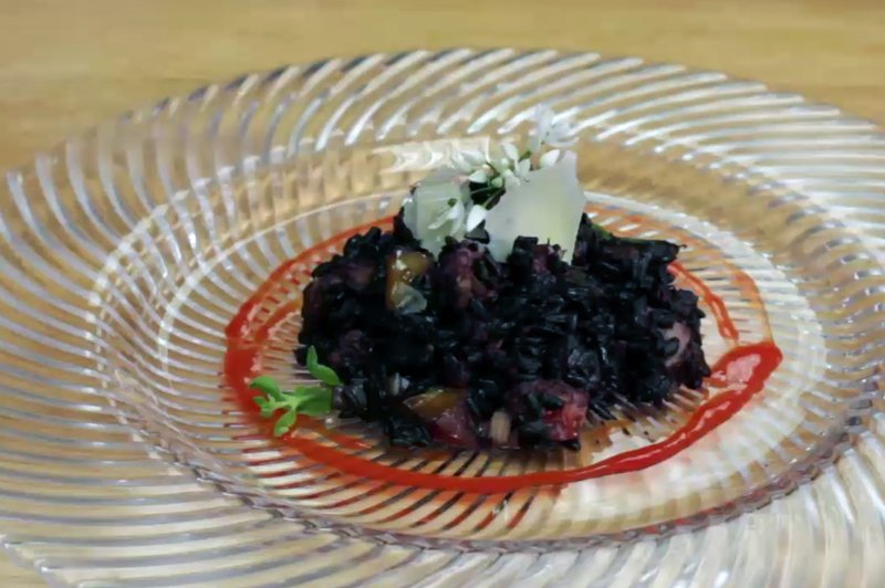 Video: Črna rižota s tunino po receptu Valeria Lutmana (foto: Danijel Čančarević)