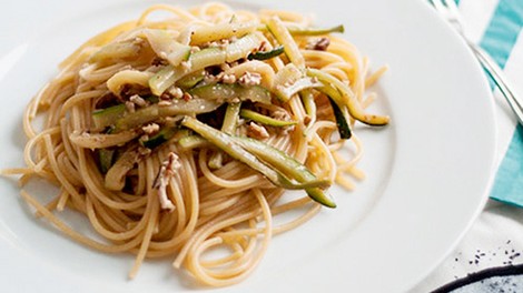 Recept: Špageti z bučkami in orehi