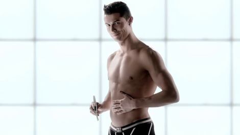 Cristiano Ronaldo je svoje popolno telo posodil za japonski oglas