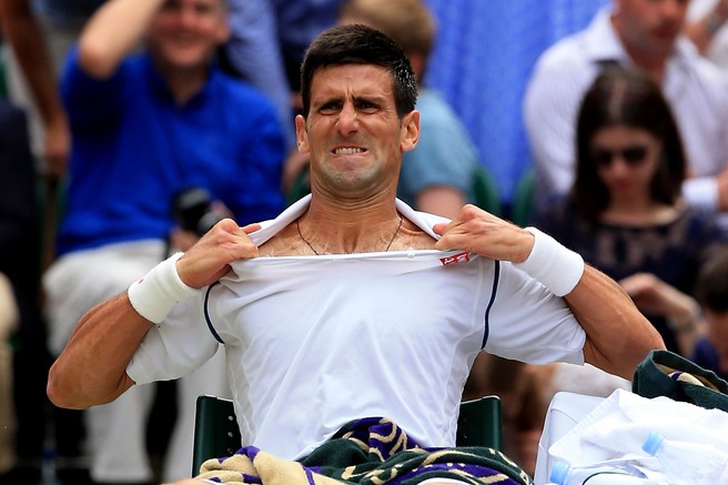 Novak Đoković z neuspešnim trganjem majice že očaral splet