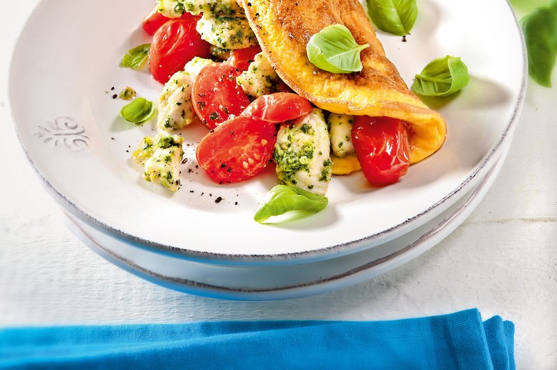 Omleta s češnjevimi paradižniki in perutnino (foto: revija Čarovnija okusa)