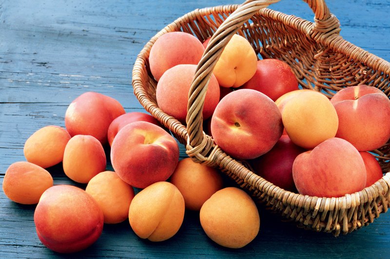 Breskve in marelice - sladki sadeži v oranžni barvi (foto: Revija Čarovnija okusa)