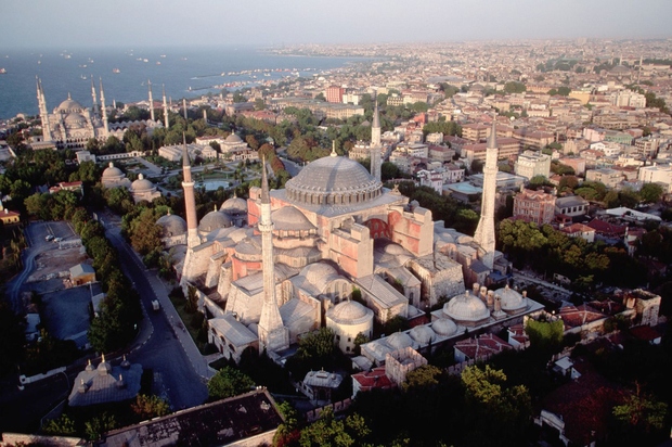 Hagija Sofija leži v evropskem delu Istanbula ob Bosporskem kanalu ter gleda proti azijskem delu Istanbula.