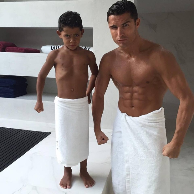 Uola! Na njej sta mišičasti Christiano Ronaldo zgoraj brez, seveda, in njegov 5-letni sin Christiano Ronaldo Junior (17. junija je …