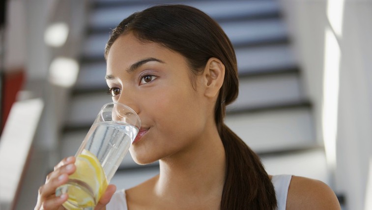 10 razlogov, zakaj bi morali vsako jutro piti vodo z limono (foto: Profimedia)
