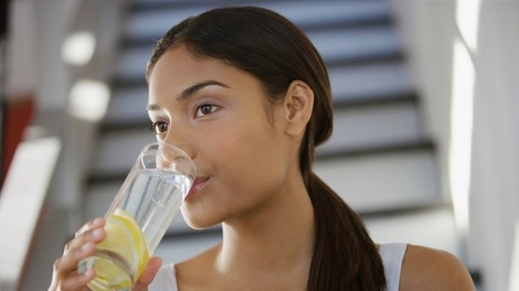 10 razlogov, zakaj bi morali vsako jutro piti vodo z limono