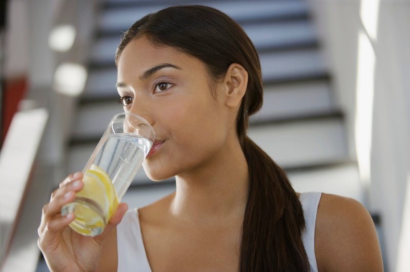 10 razlogov, zakaj bi morali vsako jutro piti vodo z limono (foto: Profimedia)