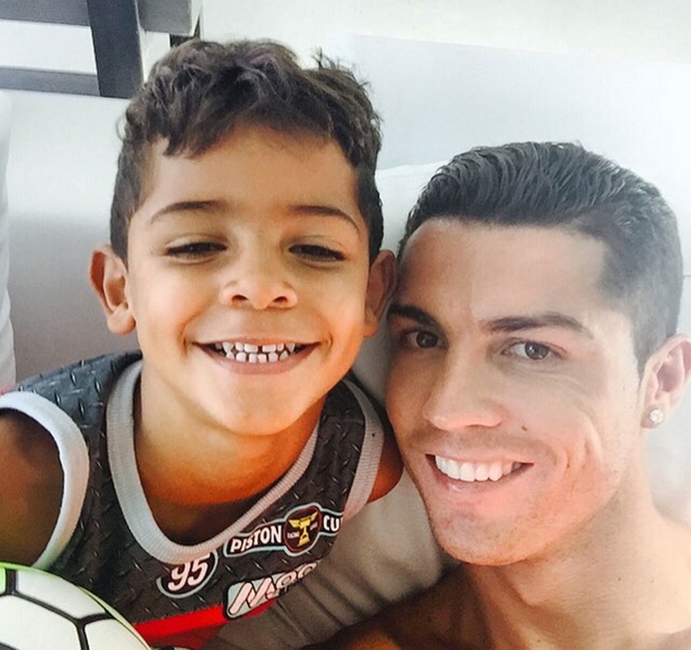 Christiano Ronaldo ima na Facebooku trenutno neverjetnih 105 milijonov sledilcev, zato ni nič čudnega, da milijone všečkov zbira kot za …