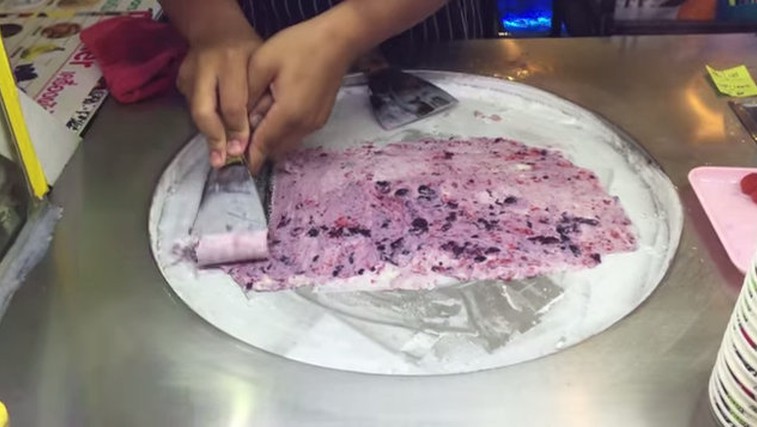 VIDEO: Tako delajo svež sladoled na Tajskem! (foto: YouTube)