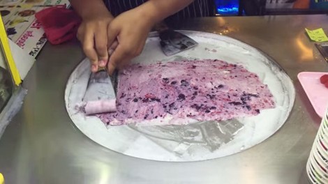 VIDEO: Tako delajo svež sladoled na Tajskem!