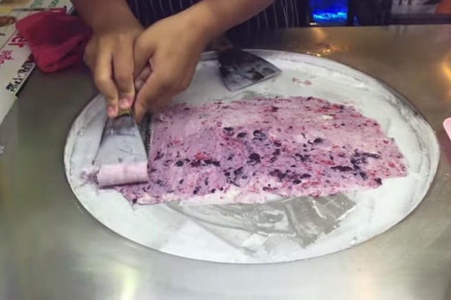 VIDEO: Tako delajo svež sladoled na Tajskem!