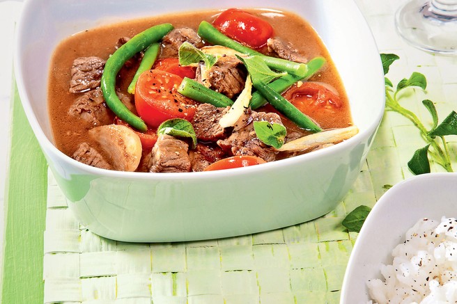 Mesni ragu s stročjim fižolom in češnjevimi paradižniki