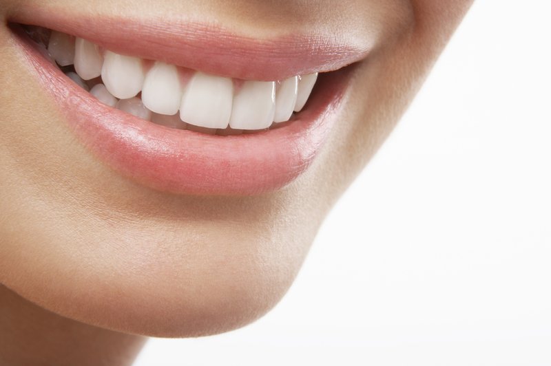 Lepi beli zobje s pomočjo naravnih sestavin (foto: Profimedia)