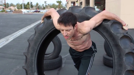 VIDEO: Ko lahko namesto obroča s telesom vrtite ogromno pnevmatiko