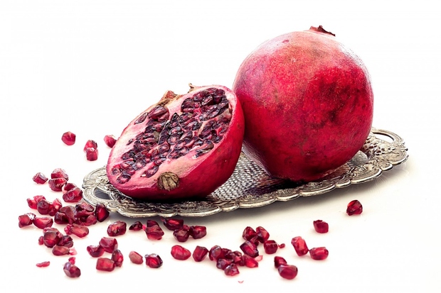 Granatno jabolko: tudi pri granatnem jabolku ne smete pozabiti na težo – v roke vzemite dva sadeža in ju potežkajte. …
