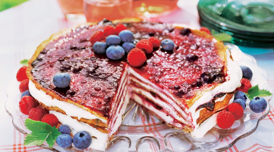 Čisto preprosta in zelo poceni: Torta v slojih z jagodičjem (foto: StockFood)