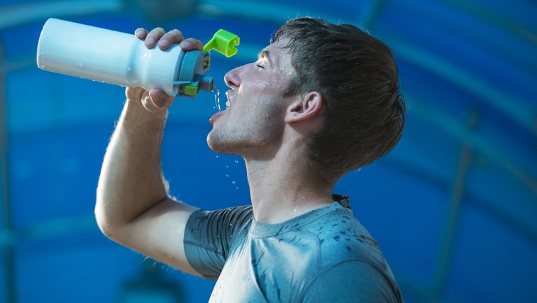 To se lahko zgodi, če po zelo intenzivnem treningu pijete vodo! (foto: Shutterstock.com)