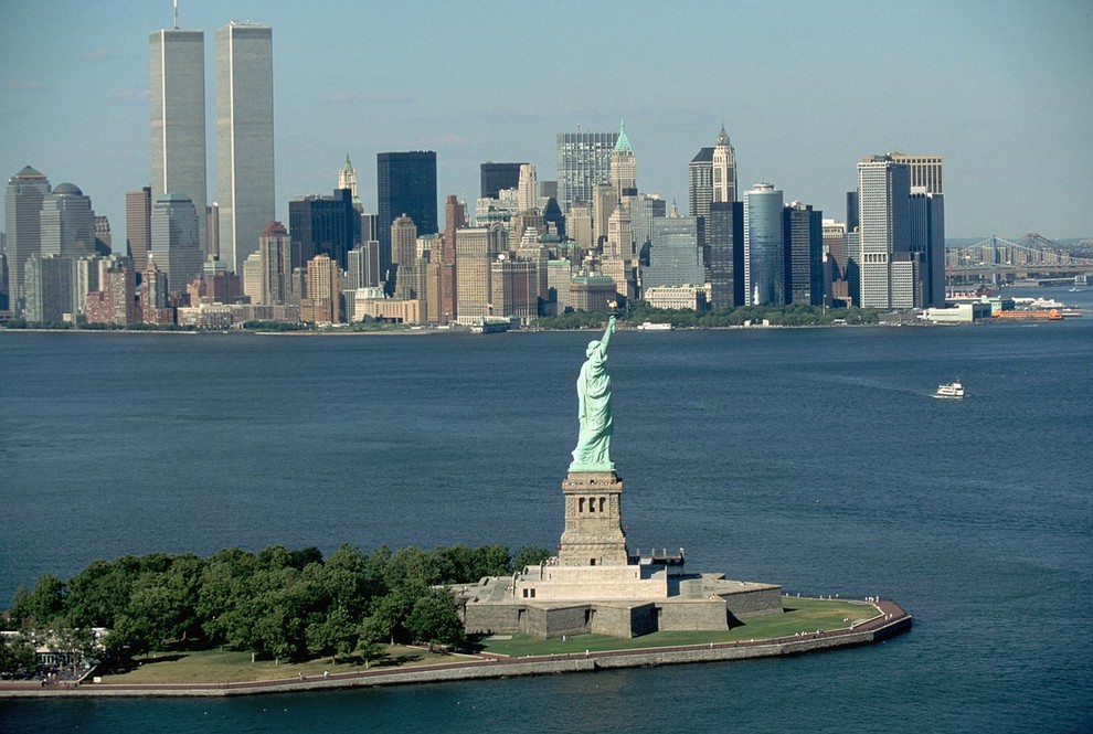 Kip svobode Simbol Amerike in njene liberalnosti ter odprtosti. Stoji na malem otočku, ki se imenuje Liberty Island na reki …