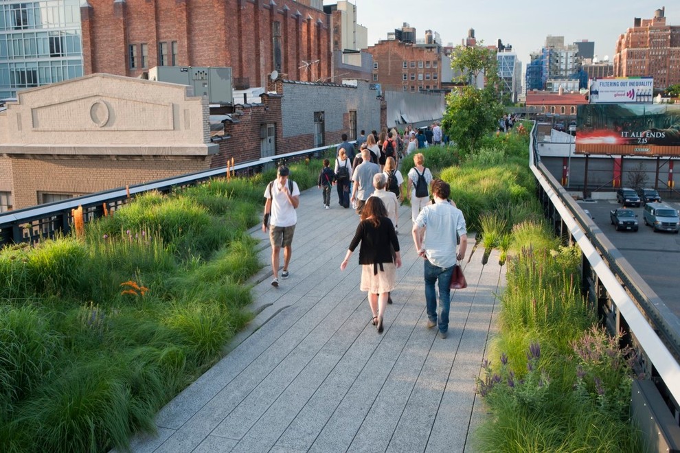 High line (Visoka linija) Nekdanja železniška proga je čudovit park in sprehajališče postala. V predelu Chelsea je to postala priljubljena …