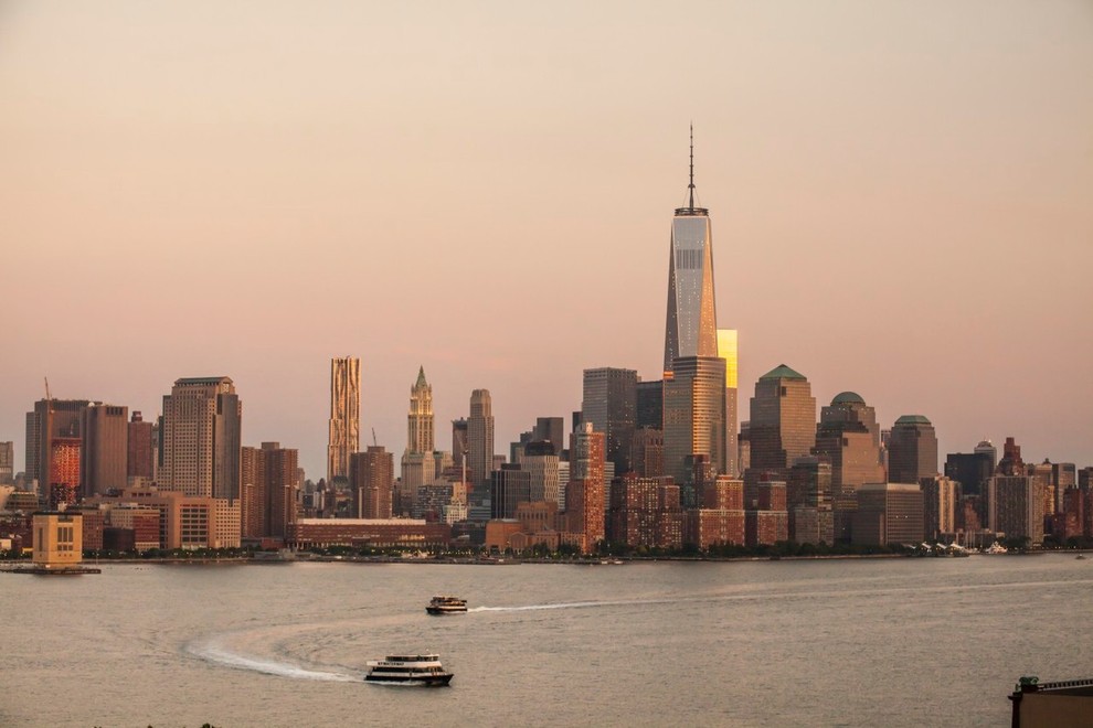 Razgled na Manhattan To je zagotovo spektakularen in nepozaben doživljaj. Še posebej če si ga privoščite ob sončnem zahodu.