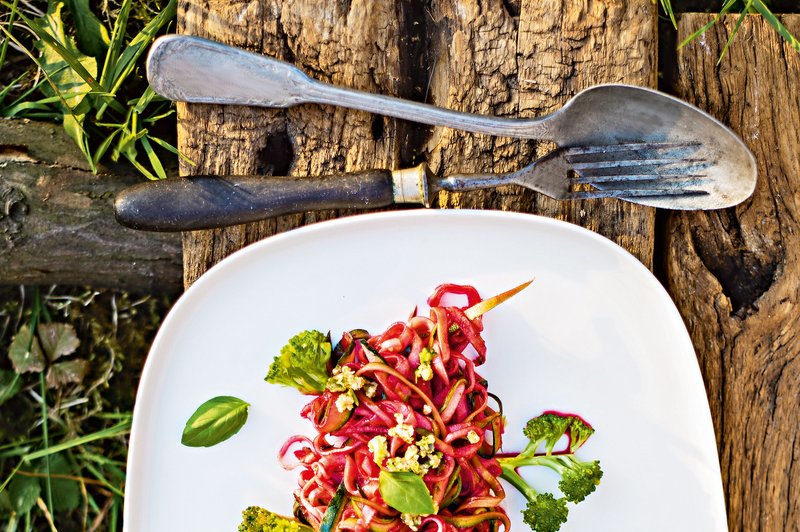 Rožnati bučkini špageti z orehovim pestom in brokolijem (foto: revija Čarovnija okusa)
