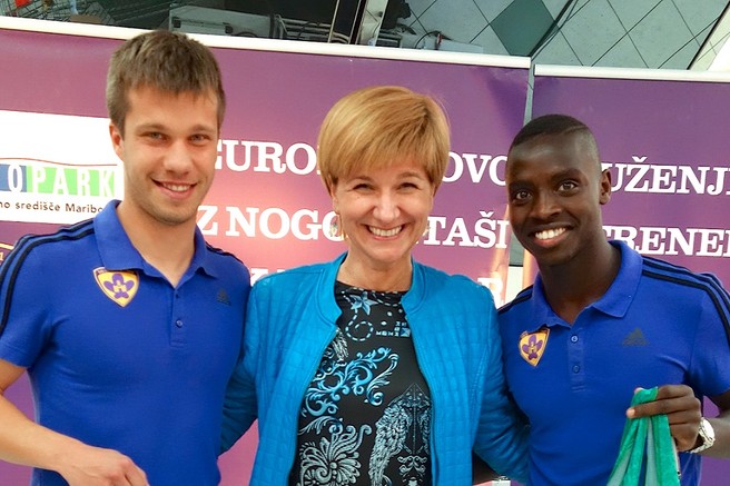 Europarkova vodja marketinga Petra Romih je nogometnima junakoma poklonila jubilejne nakupovalne vrečke za večkratno uporabo.