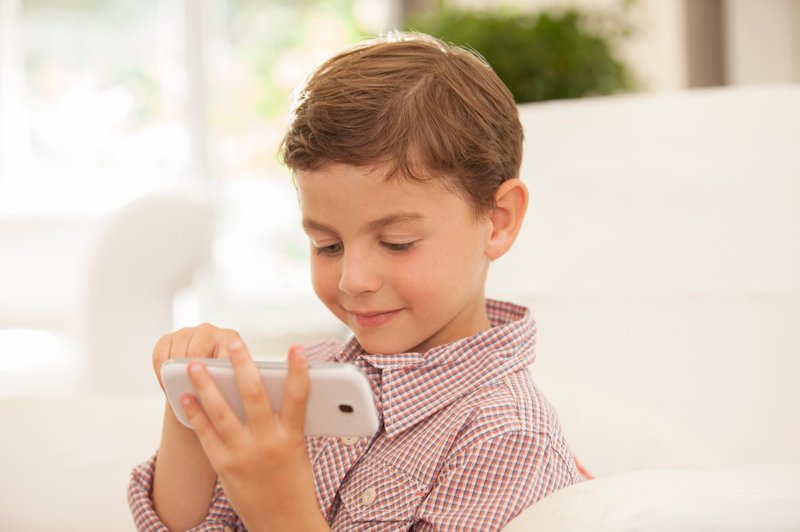 Kdaj je otrok dovolj zrel za mobilni telefon? (foto: profimedia)