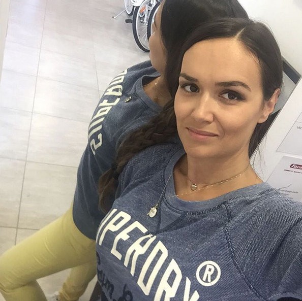 Alenko Košir lahko spremljaš na njenem Facebook profilu: https://www.facebook.com/vformizalenko