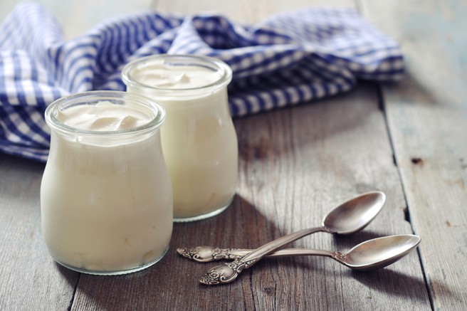 UŽIVANJE PROBIOTIKOV

Uživanje PROBIOTIKOV in živil, ki vsebujejo probiotike, kot sta jogurt ali kefir, lahko pripomore k zdravemu ravnovesju bakterij v ustih. Probiotiki lahko pomagajo zmanjšati rast škodljivih bakterij in preprečujejo nastajanje belih oblog na jeziku.