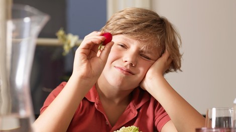 Kako izbirčne otroke navdušiti nad hrano?