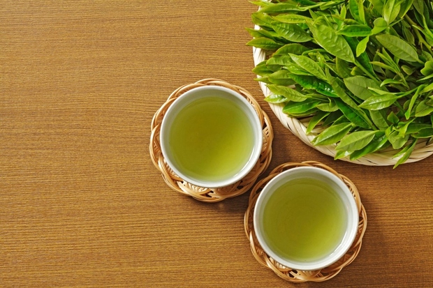 Zeleni čaj Dober razlog, zakaj je pametno preklopiti na zeleno – spojina, imenovana katehin, ki jo vsebuje zeleni čaj, lahko …