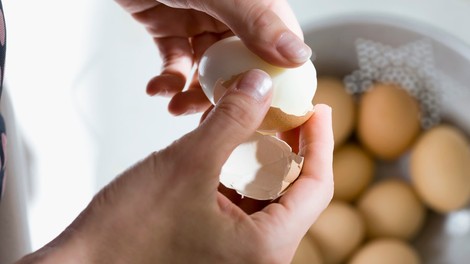 VIDEO: Kako 12 jajc olupite v manj kot dveh minutah