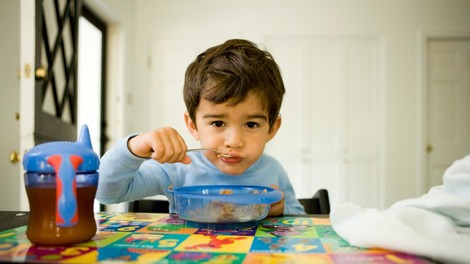 Zakaj je izjemno pomembno, da otroka naučite zajtrkovati?