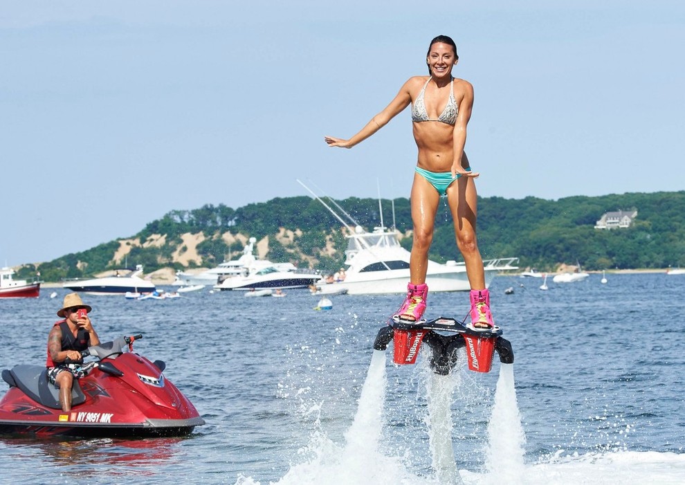 Flyboard je posebna vrsta jetpacka,s pomočjo katerega lahko letimo med 2,5 in 15 metri nad vodo. Letenje omogoča voda, ki …